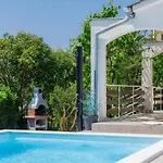 House With A Swimming Pool - 23000 Будинок відпочинку *