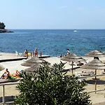 House With A Swimming Pool - 23000 Будинок відпочинку