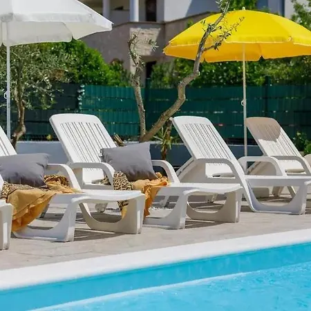 Будинок відпочинку House With A Swimming Pool - 23000 *