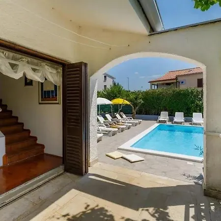 Будинок відпочинку House With A Swimming Pool - 23000 Пореч