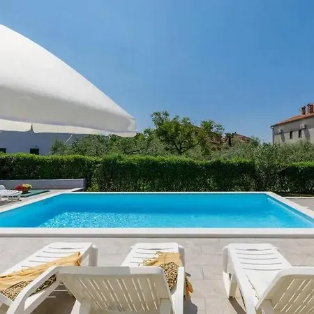 House With A Swimming Pool - 23000 別荘 *