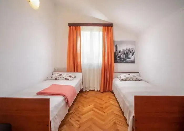 House With A Swimming Pool - 23000 Дом отдыха