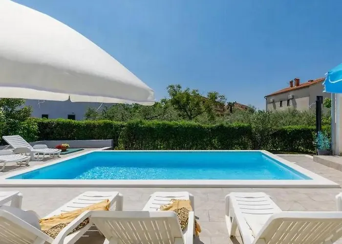 House With A Swimming Pool - 23000 Дом отдыха *
