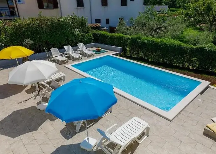 Дом отдыха House With A Swimming Pool - 23000 Пореч