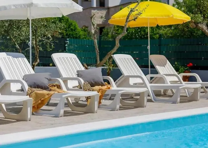 Дом отдыха House With A Swimming Pool - 23000 *