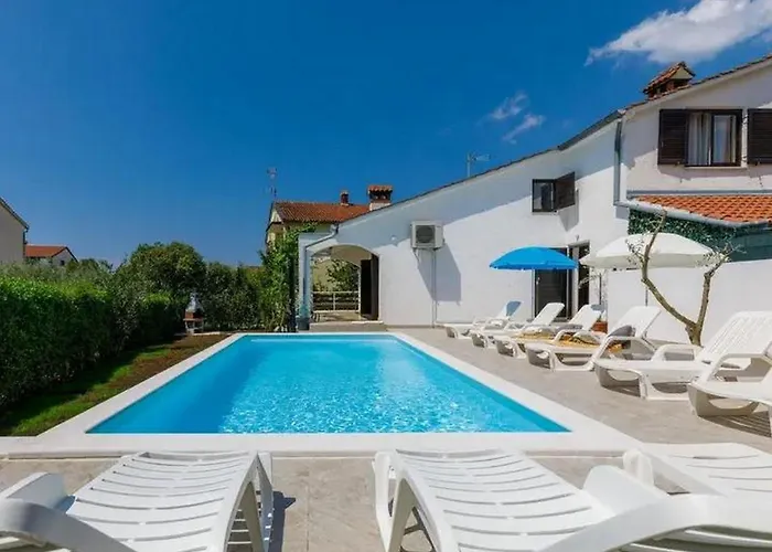 Дом отдыха House With A Swimming Pool - 23000 Пореч
