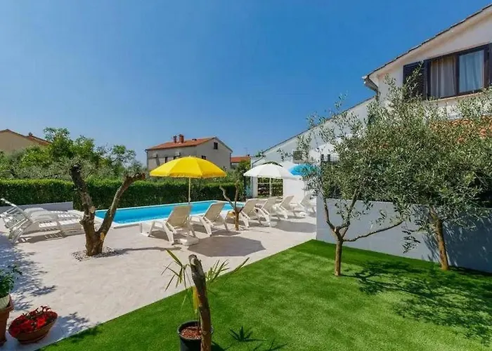 House With A Swimming Pool - 23000 Дом отдыха Пореч