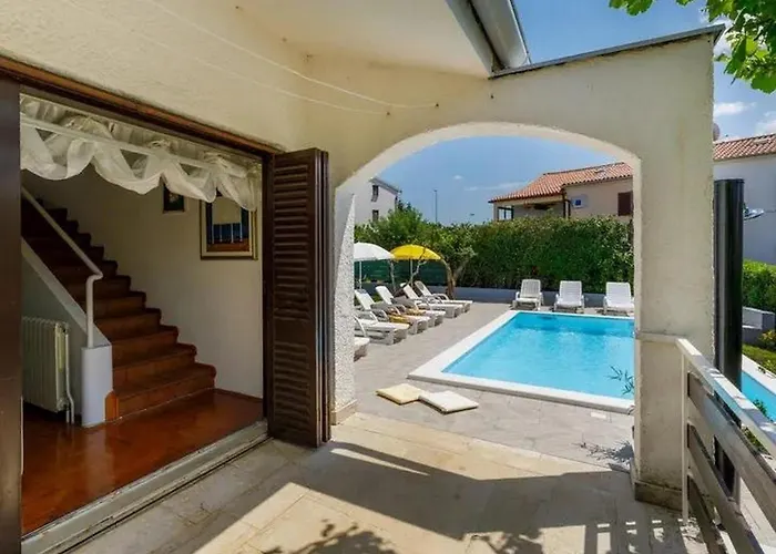 Дом отдыха House With A Swimming Pool - 23000 Пореч